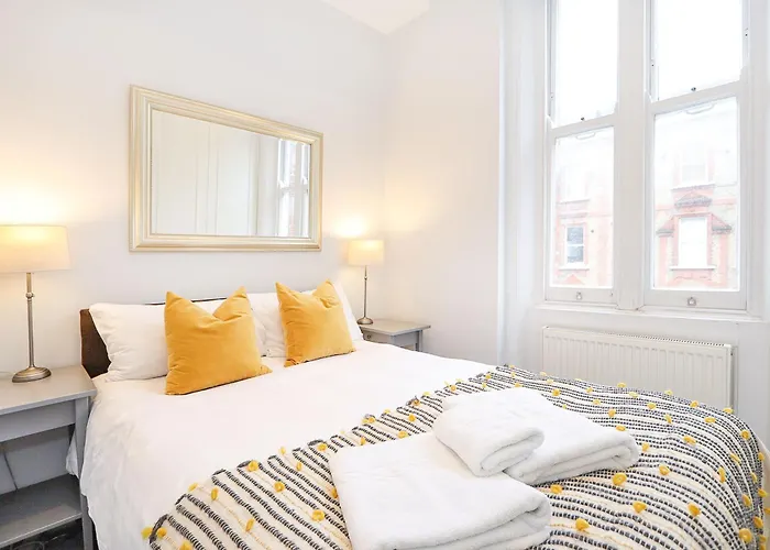 Cosy Kensington Flat, 2 Min To Tube